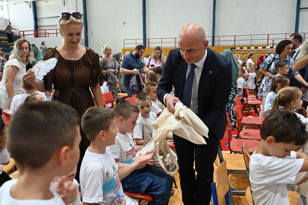 Sretno đaci prvaci: Svim osnovcima u ZDK osigurani besplatni udžbenici